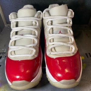 Jordan 11 low white/red size 8.5 pre own